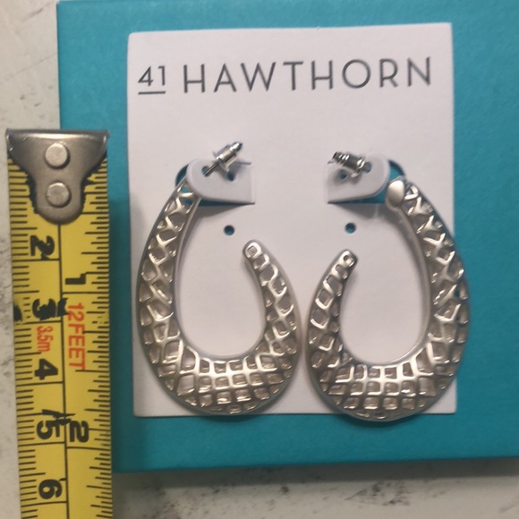 Metal hoop earrings - Picture 2 of 5